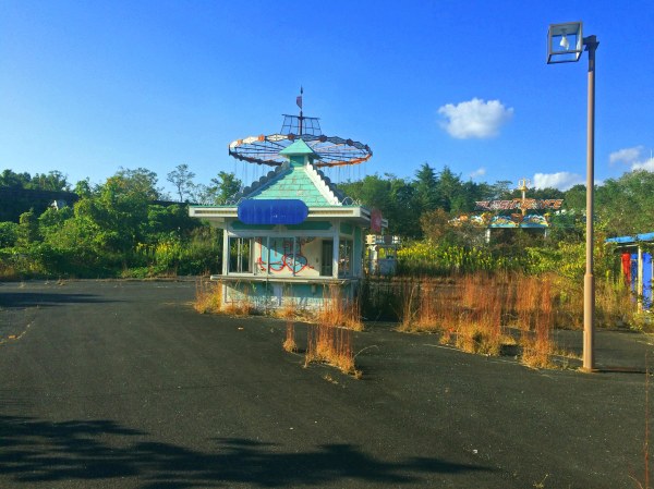 abandoned japanese amusement park